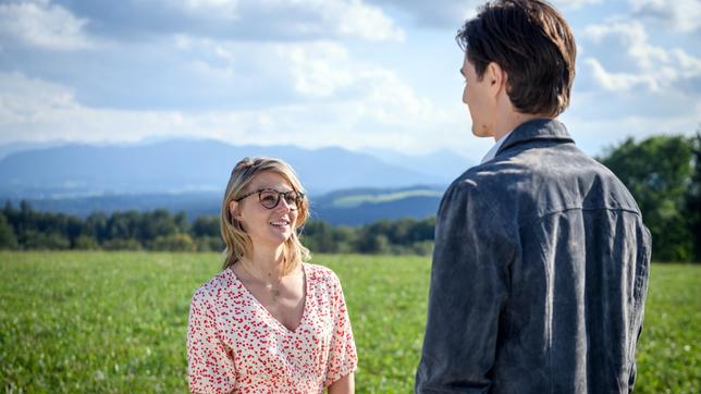 Josie (Lena Conzendorf)  erfährt, dass Leon (Carl Bruchhäuser) den Fürstenhof verlassen wird.