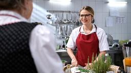 Josie (Lena Conzendorf) erkennt amüsiert, wie gut Hildegard (Antje Hagen) ihren Alfons kennt.