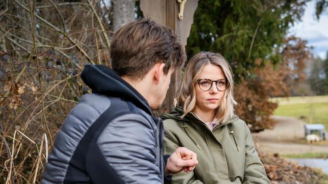 Josie (Lena Conzendorf) erzählt Paul (Sandro Kirtzel), dass sie von André entlassen wurde.