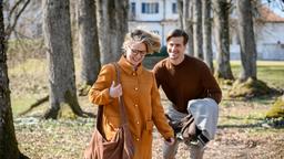 Josie (Lena Conzendorf) und Paul (Sandro Kirtzel) ahnen nicht, dass sie von Henning beobachtet wurden.