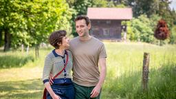 Julian (Tim Borys) hofft bezüglich Eleni (Dorothée Neff) auf das Beste.