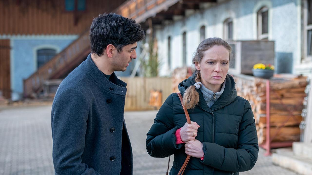 Leander (Marcel Zuschlag) ist bestürzt, weil Schwester Gesine (Eve Lemmel) ihm nicht mehr helfen will.