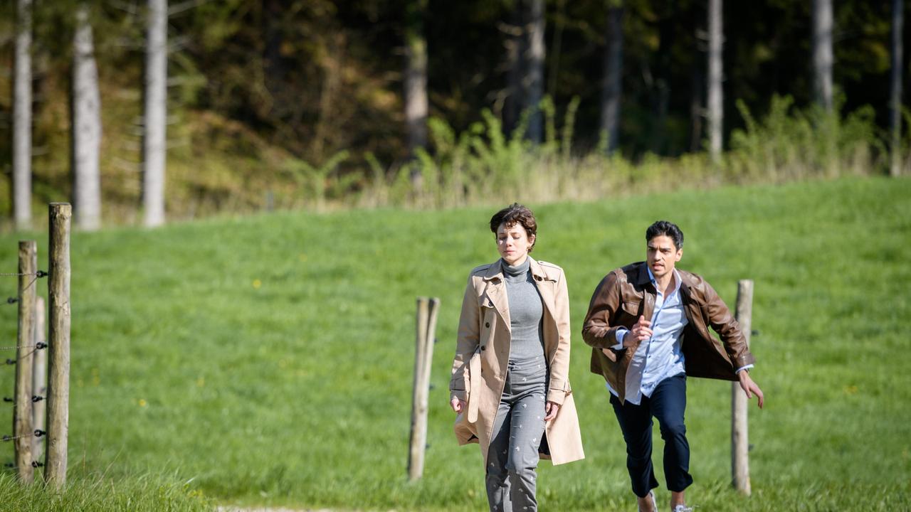 Leander (Marcel Zuschlag) kann Elenis (Dorothée Neff) Entscheidung nicht akzeptieren.