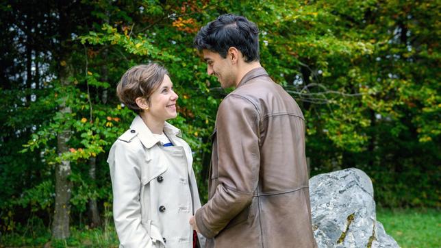 Leander (Marcel Zuschlag) lässt sich dazu hinreißen, Eleni (Dorothée Neff) zu küssen.