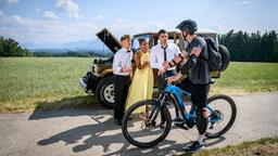 Leander (Marcel Zuschlag, 2.v.r. mit Stefan Hartmann, l. & Belina Mohamed-Ali) leiht sich ein Fahrrad, um es noch rechtzeitig zur Trauung zu schaffen.