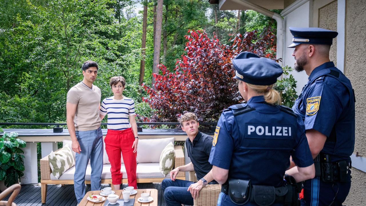 Leander (Marcel Zuschlag, l. mit Dorothée Neff, 2.v.l. & Robin Schick) wird des Diebstahls beschuldigt.