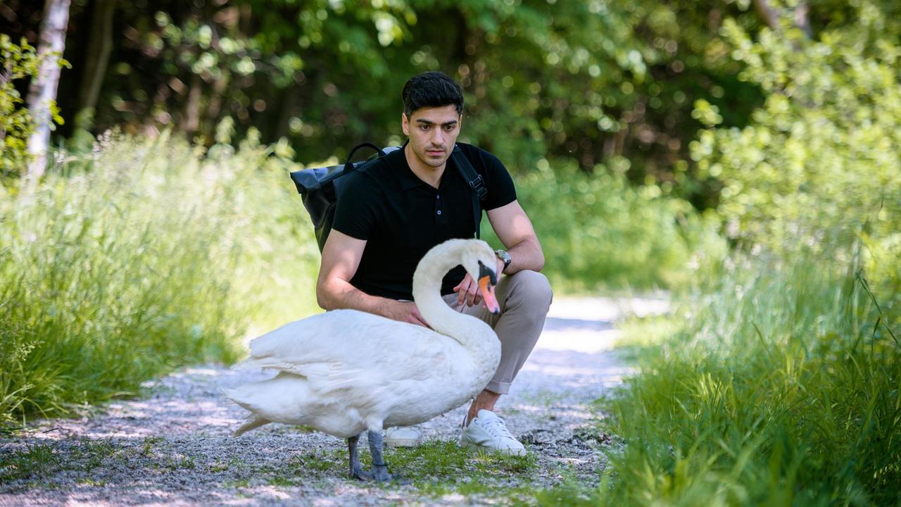 Leander (Marcel Zuschlag) wird vom Schicksal aufgehalten.