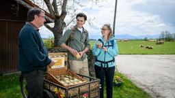 Leon (Carl Bruchhäuser) und Josie (Lena Conzendorf) kaufen bei ihrer Wanderung einen besondern Alpenrosenhonig. ARD/Christof Arnold (mit Komparse)