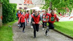 Leonard (Christian Feist) gibt das Startzeichen für den Business-Lauf, an dem Steffen (Christopher Reinhardt, r), Amelie (Julia Gruber), Tim (Florian Frowein) und Lucy (Jennifer Siemann) teilnehmen (mit Komparsen).