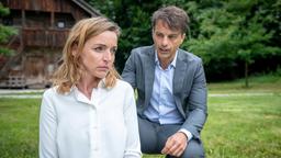 Lia (Deborah Müller) macht Robert (Lorenzo Patané) klar, dass sie Geschwister sind.