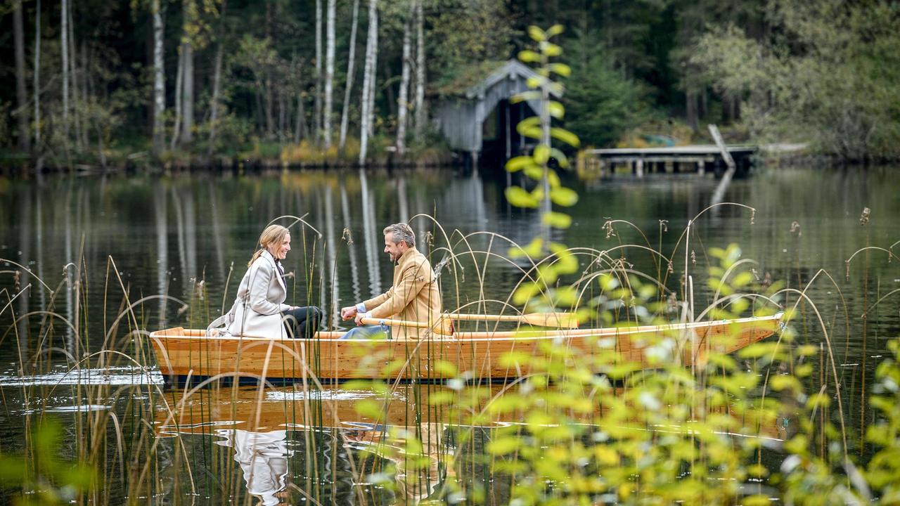 Lia (Deborah Müller) und Erik (Sven Waasner) machen einen romantischen Bootsausflug.