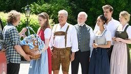 Lucy (Jennifer Siemann), André (Joachim Lätsch), Alfons (Sepp Schauer), Vanessa (Jeannine Gaspár), Paul (Sandro Kirtzel) und Michelle (Barbro Viefhaus) verabschieden sich mit einem zünftigen Geschenk von Bela (Franz-Xaver Zeller).