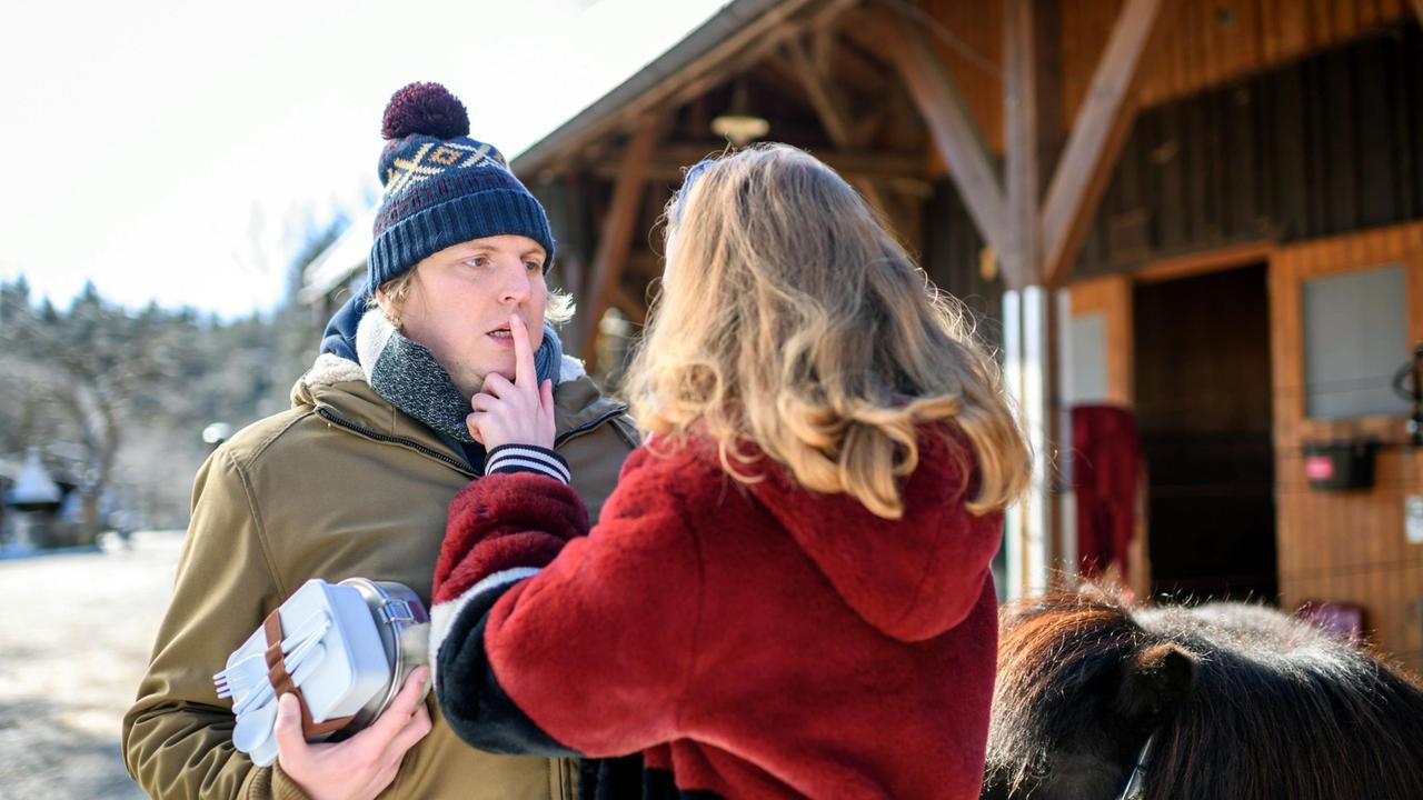 Lucy (Jennifer Siemann) lässt Bela (Franz-Xaver Zeller) nicht zu Wort kommen.