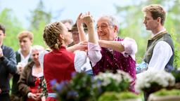 Lucy (Jennifer Siemann) und André (Joachim Lätsch) haben Spaß beim Landler-Wettbewerb, während Henry (Patrick Dollmann) angespannt das Treiben beobachtet (mit Komparsen).