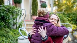 Lucy (Jennifer Siemann) verabschiedet sich von Maja (Christina Arends).