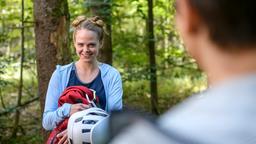 Lucy (Jennifer Siemann) verzaubert Joell (Peter Lewys Preston) mit ihrem Lachen.