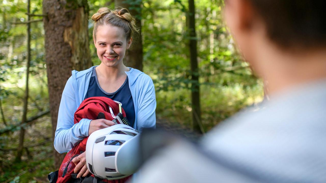 Lucy (Jennifer Siemann) verzaubert Joell (Peter Lewys Preston) mit ihrem Lachen.