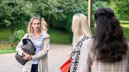 Madeleine (Dominique Marquet) unterbricht einen Streit zwischen Annabelle (Jenny Löffler) und Denise (Helen Barke).