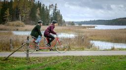 Maja (Christina Arends) behauptet vor Florian (Arne Löber), den entlaufenen Napoleon gesehen zu haben und überredet ihn so, zu einer Hasenjagd auf dem Tandem.