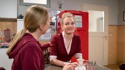 Maja (Christina Arends) berät sich mit Selina (Katja Rosin) darüber, was sie Florian zum Dank für die Rettung aus der Höhle schenken könnte.