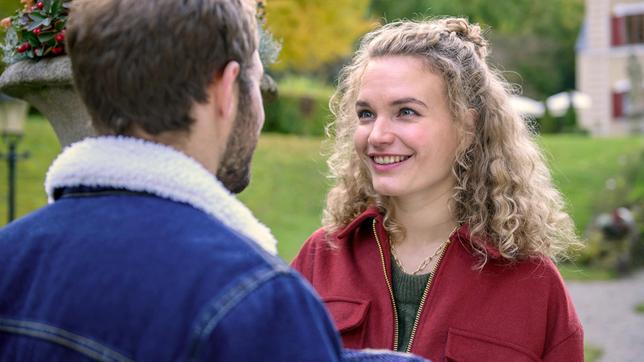 Maja (Christina Arends) erfährt im Beisein von Florian (Arne Löber), dass Selina aufgewacht ist.