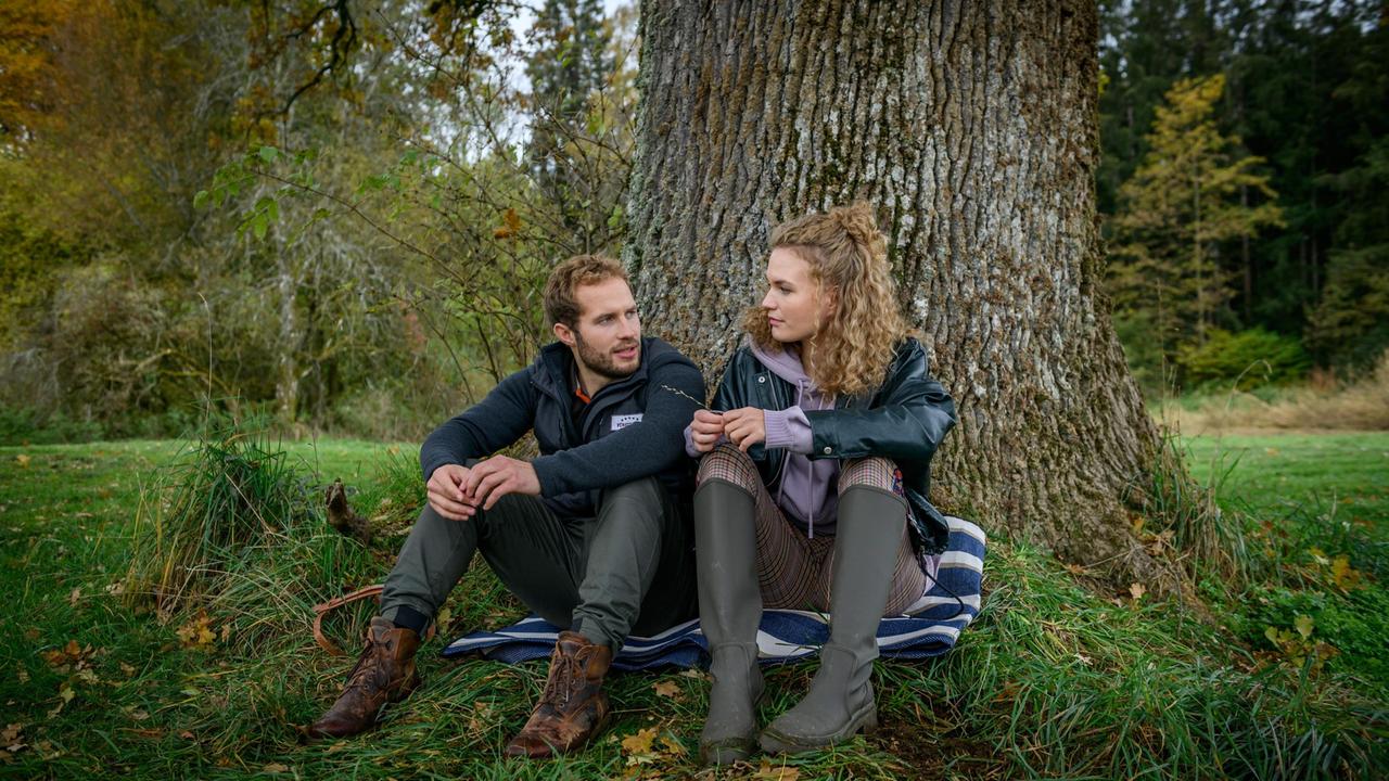 Maja (Christina Arends) erfährt von Florian (Arne Löber), dass Erik ihm das Leben gerettet hat, als sie noch Kinder waren.