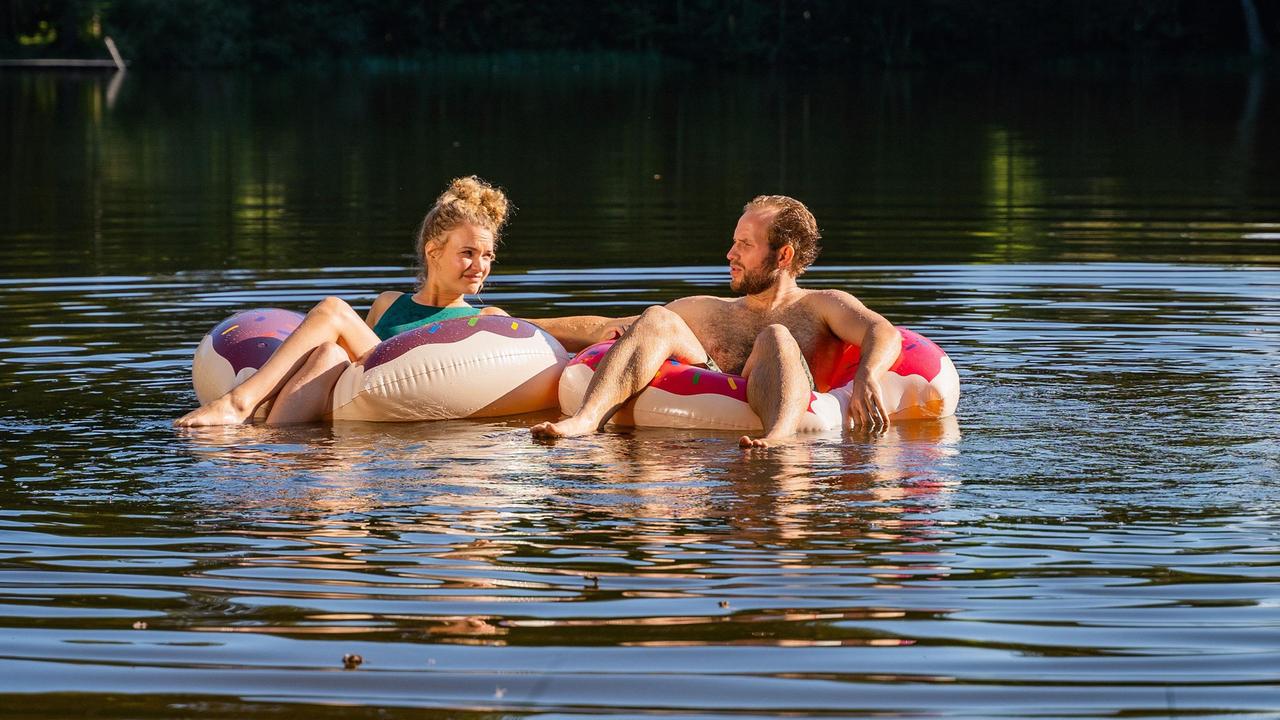 Maja (Christina Arends) gesteht Florian (Arne Löber), dass Selina bereits eine große Hochzeitsfeier auf Gut Thalheim plant.