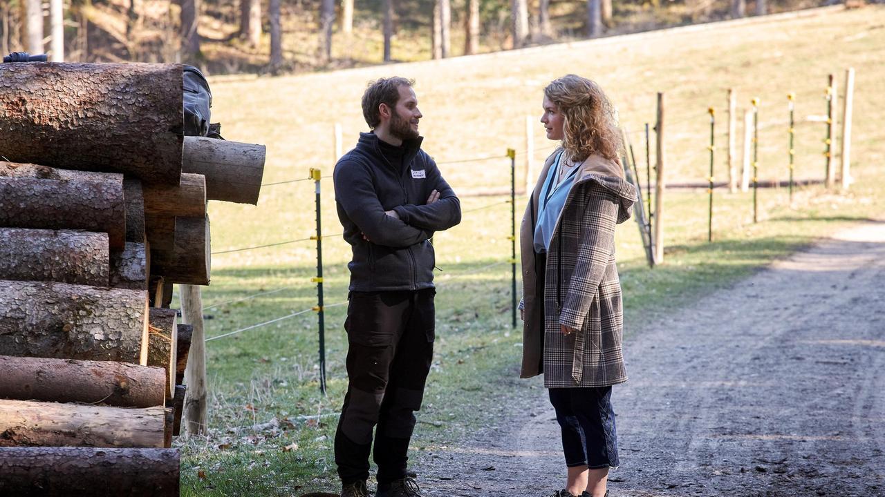 Maja (Christina Arends) hält Florian (Arne Löber) auf Distanz.