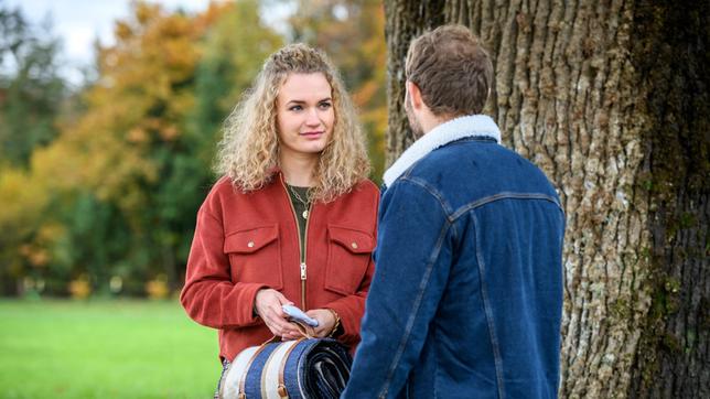 Maja (Christina Arends) ist angetan von Florians (Arne Löber) tröstenden Worten.