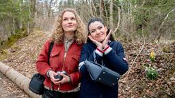 Maja (Christina Arends) offenbart Shirin (Merve Çakır) ihre Kostümidee.