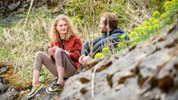 Maja (Christina Arends) und Florian (Arne Löber) begegnen sich zufällig an der Höhle.