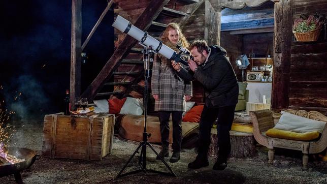 Maja (Christina Arends) und Florian (Arne Löber) kommen sich beim Beobachten des Sternenhimmels näher.