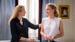 Maja (Christina Arends) und Selina (Katja Rosin) erinnern sich wehmütig an den herannahenden Todestag von Cornelius.
