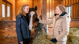 Maja (Christina Arends) und Selina (Katja Rosin) machen sich Sorgen um Cornelius.