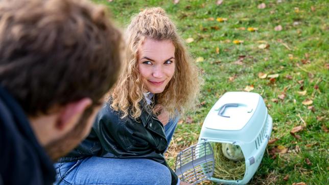 Maja (Christina Arends) versucht ihren Abschiedsschmerz über Napoleons Auswilderung, vor Florian (Arne Löber) zu verbergen.