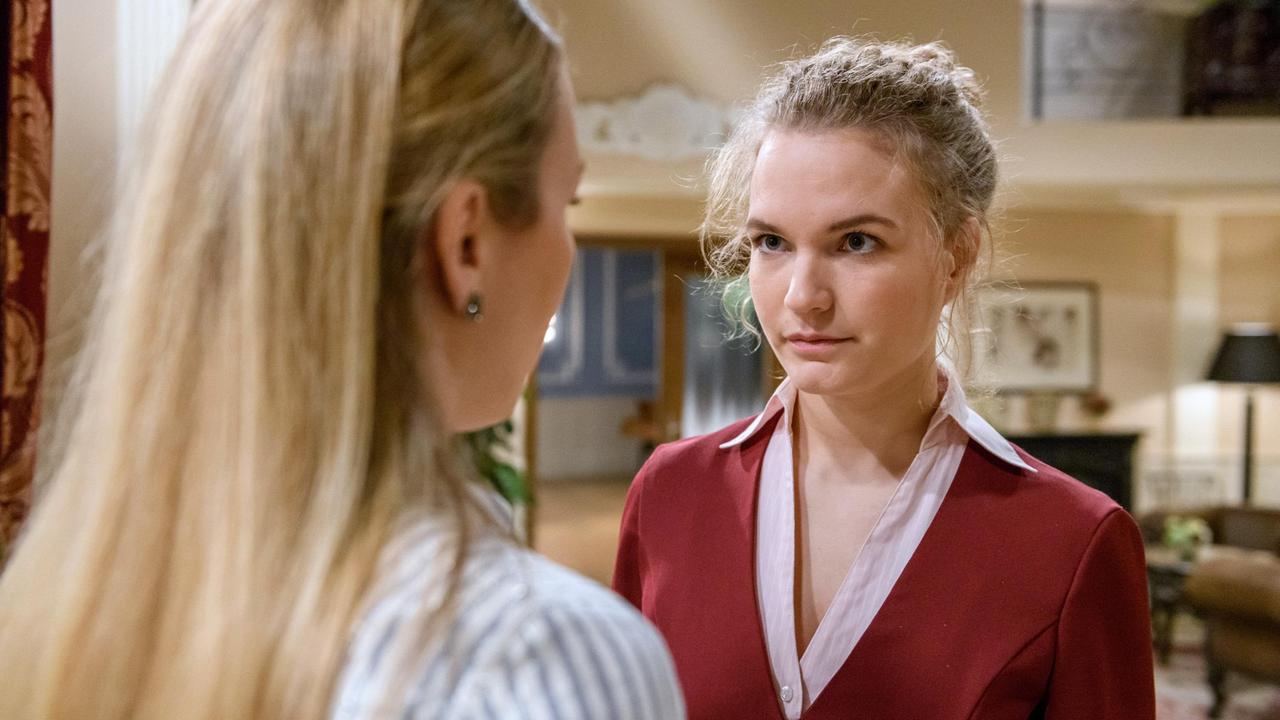 Maja (Christina Arends) versucht Selina (Katja Rosin) zu trösten.