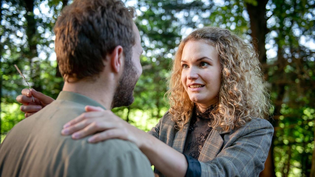 Maja (Christina Arends) will Florian (Arne Löber) in die USA begleiten.