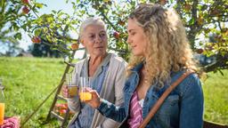 Margit (Michaela Stögbauer) und Franzi (Léa Wegmann) trösten sich gegenseitig bei einem Glas selbst gemachten Apfelsaft.