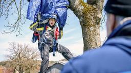 Max’ (Stefan Hartmann, l.) Betrug fliegt auf, als er Werner (Dirk Galuba, r.) mit dem Fallschirm vor die Füße fällt.