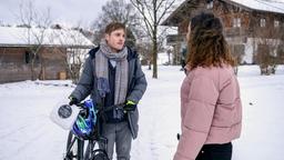 Max (Stefan Hartmann) bittet Vanessa (Jeannine Gaspár) um Hilfe, um Shirin zu gefallen.