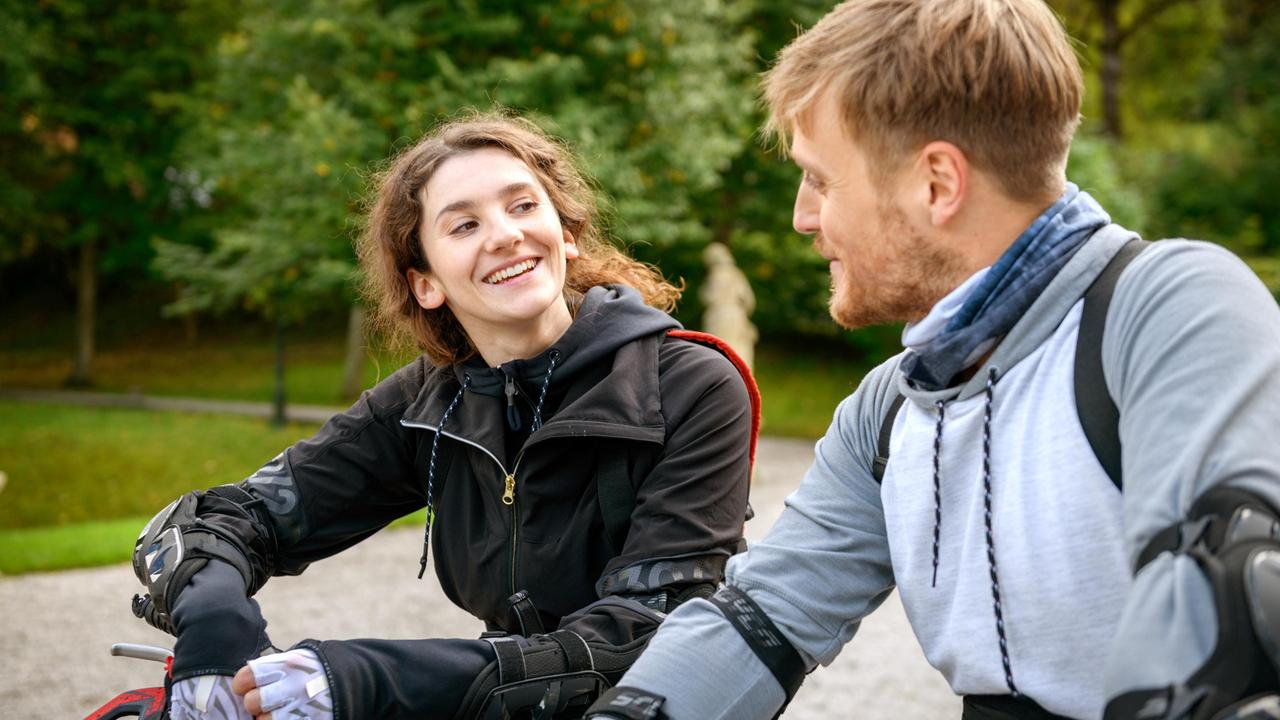 Max (Stefan Hartmann) und Liesl (Anuschka Tochtermann)  vergessen während ihres Ausflugs die Zeit (mit Sepp Schauer, 2.v.l. und Antje Hagen).