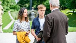 Max (Stefan Hartmann) und Vanessa (Jeannine Gaspár) bitten Werner (Dirk Galuba), einen Raum im "Fürstenhof" für Eriks Überraschungsfeier nutzen zu dürfen.