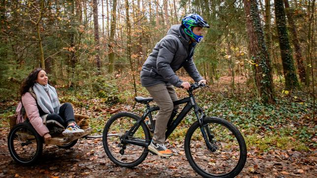 Max (Stefan Hartmann) und Vanessa (Jeannine Gaspár) testen gemeinsam das Lastenfahrrad fürs Baby.