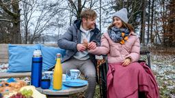 Max (Stefan Hartmann) verwöhnt Vanessa (Jeannine Gaspár) bei ihrem gemeinsamen Ausflug.