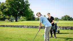 Max (Stefan Hartmann) will nichts von Gerrys (Johannes Huth) erneuten Golf-Ambitionen hören.