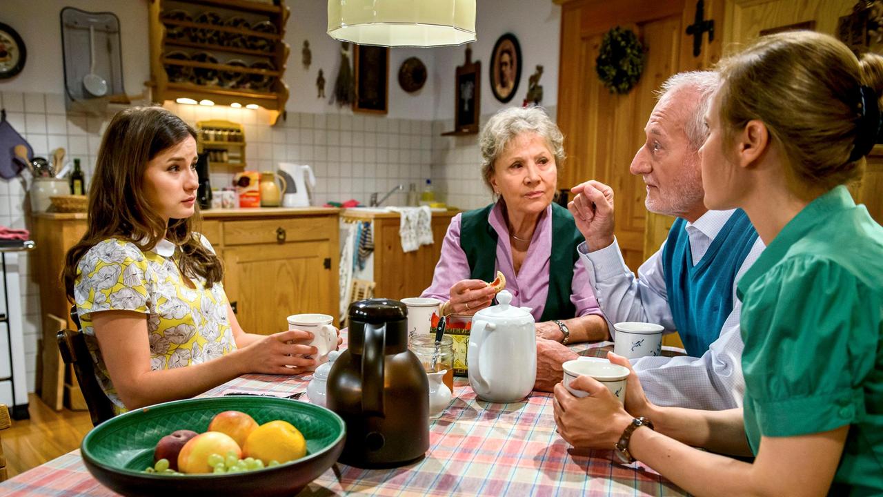 Melli (Bojana Golenac), Alfons (Sepp Schauer) und Hildegard (Antje Hagen) stehen Clara (Jeannine Wacker) bei.