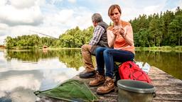 Melli (Bojana Golenac) bemerkt beim Angeln mit André (Joachim Lätsch), dass sie keine Tabletten mehr hat.