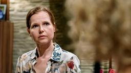 Melli (Bojana Golenac) rät Natascha (Melanie Wiegmann), Michael mehr zu vertrauen.