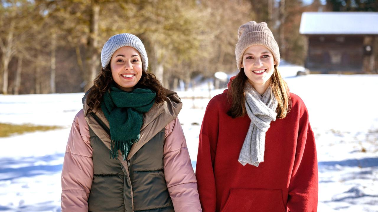 Merle (Michaela Weingartner) und Vanessa (Jeannine Gaspár), kommen gut miteinander aus.