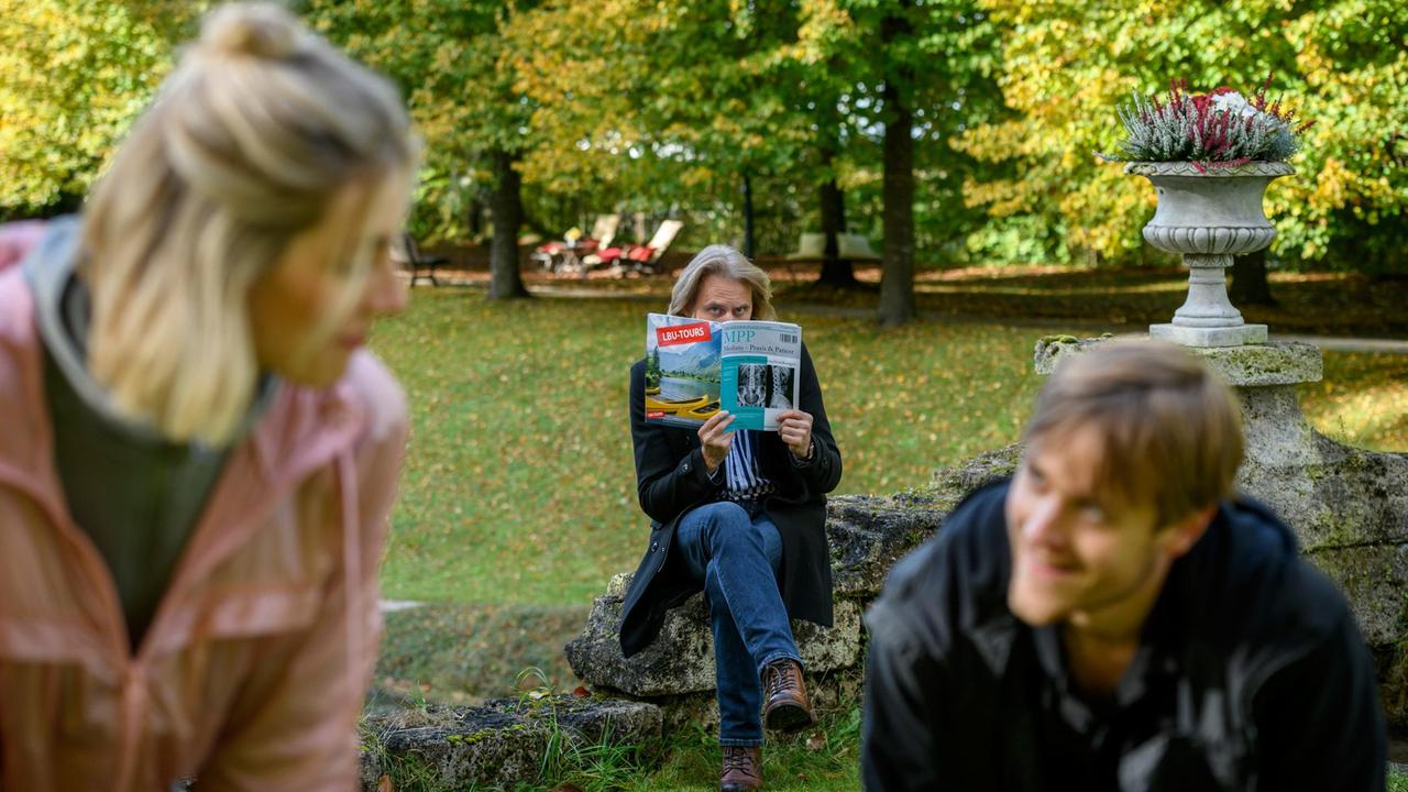 Michael (Erich Altenkopf) beobachtet, wie Max (Stefan Hartmann) mit Jil (Justine Schlütter) flirtet.